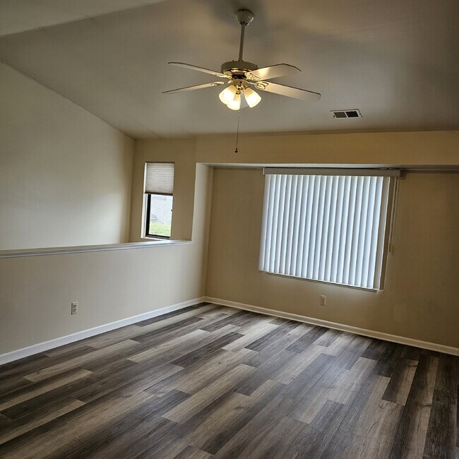 Building Photo - 2 Bedroom Upper Condo with Vaulted Ceiling...
