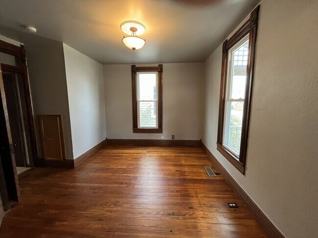 Building Photo - 2 Bedroom House For Rent