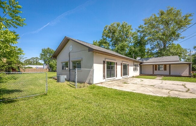Building Photo - Charming 4-Bedroom, 2-Bath Home in a Prime Location