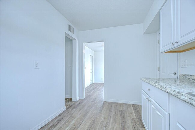 Building Photo - 150 E Madeira Ave