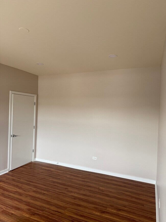 Building Photo - 1155 W Roosevelt Rd