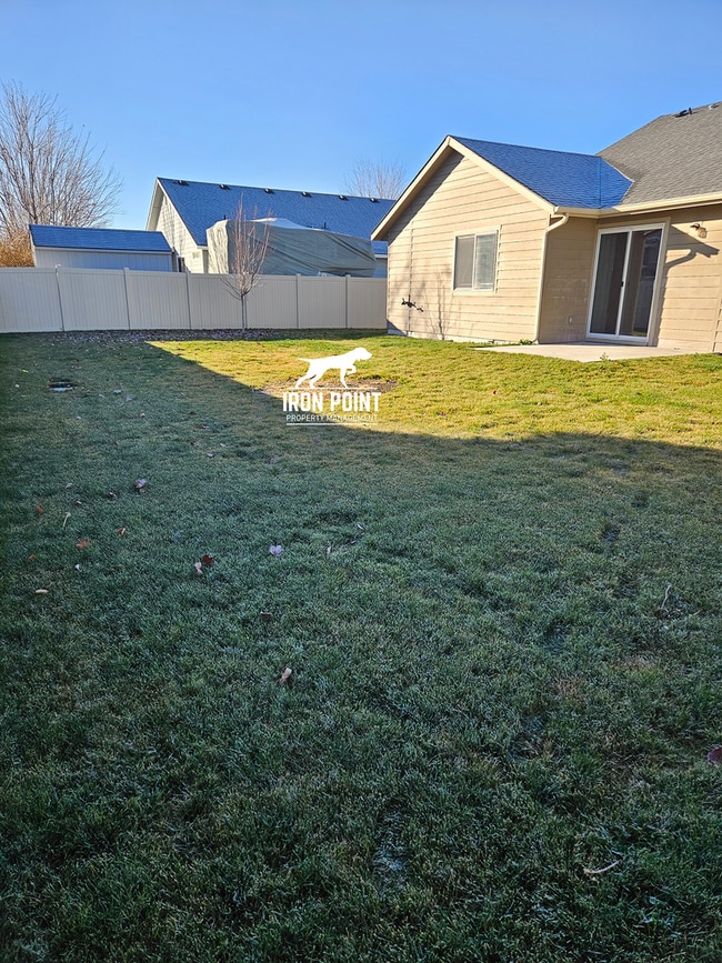 Building Photo - 3bed/2bath home w/bonus room, 2 car garage, fenced yard, and landscaping included.