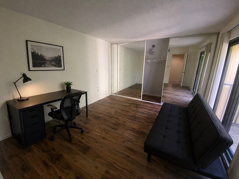Building Photo - 3810 Saxon Dr