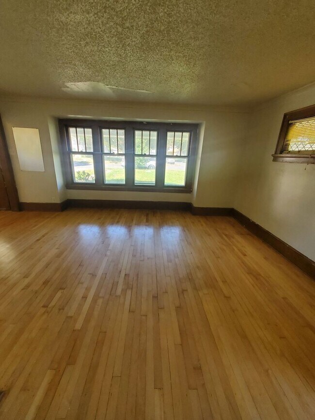 Building Photo - 3201-3203-3203 W Bobolink Ave