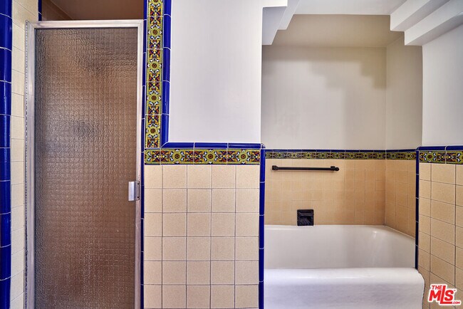 Building Photo - 1087 S Genesee Ave