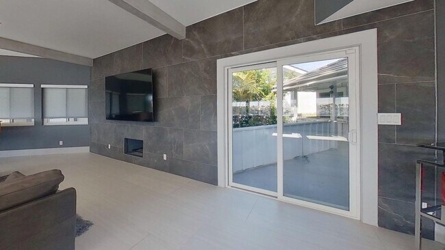 Building Photo - Waterfront Lido Island with Pool