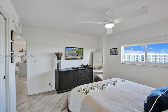 Building Photo - 1523 E Hillsboro Blvd