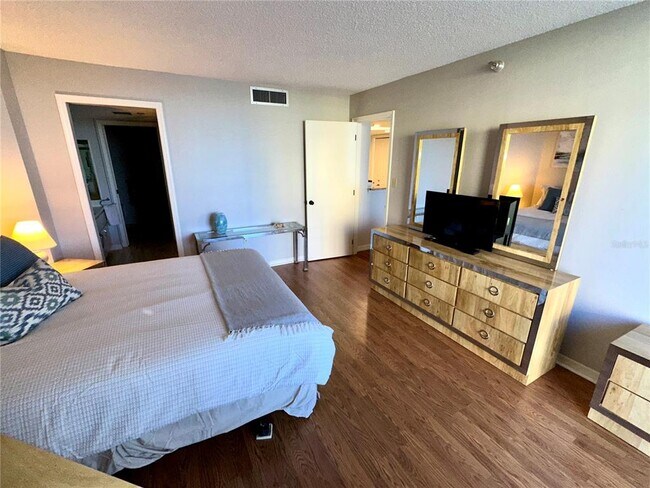 Building Photo - 690 Island Way