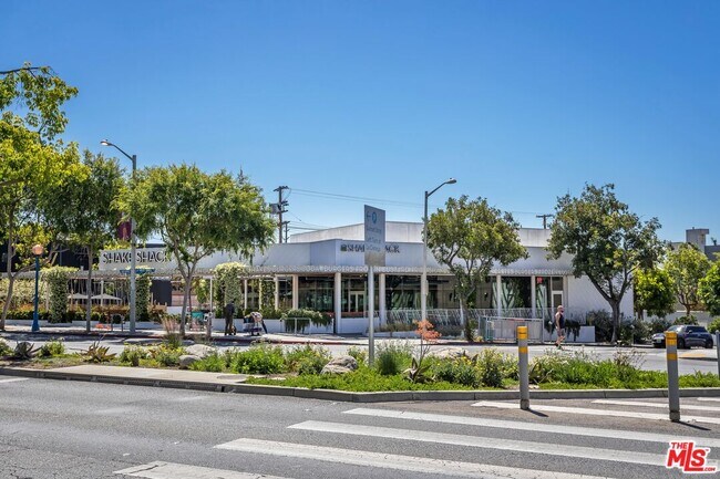 Building Photo - 900 N W Knoll Dr