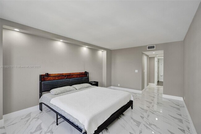 Building Photo - 2301 S Ocean Dr