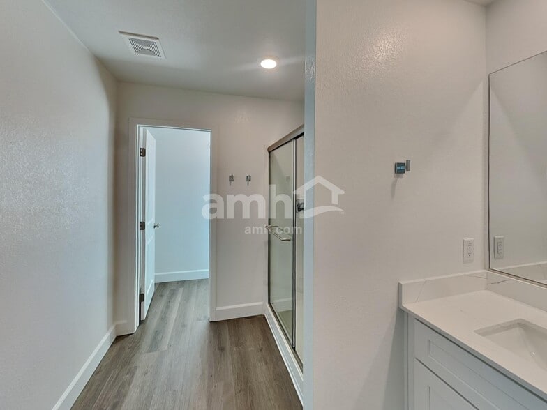 Building Photo - 6428 Marthas Vineyard Ave