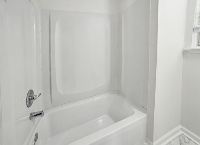 Building Photo - 3 bed 3 bath in Jonesboro!