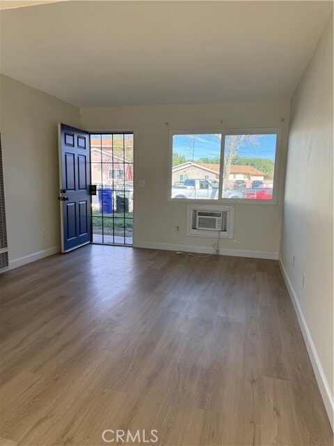 Building Photo - 558 S Benjamin St