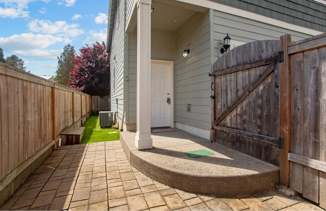 Building Photo - 253 NE Sloane Way