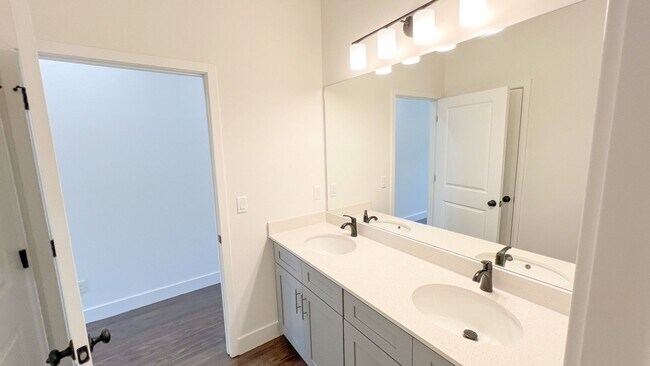 Building Photo - AVAILABLE NOW! 4 BD/2BA Home in Beautiful Palm Bay!! Wonderful home ready for move-in.