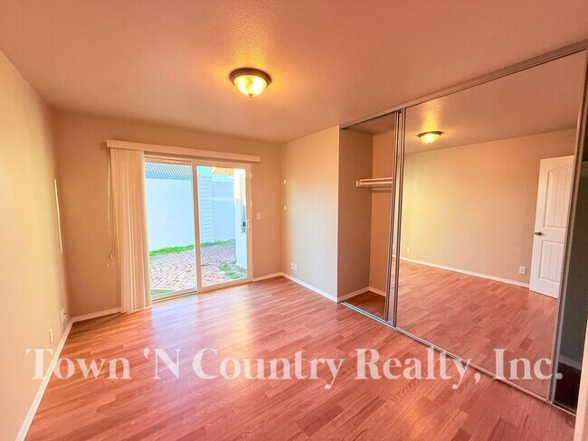 Building Photo - 1720 Cherokee Dr