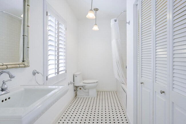 Building Photo - 336 Marlborough Pl