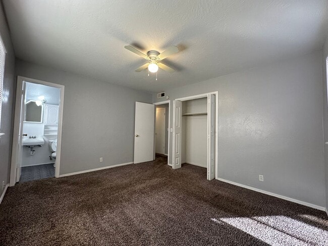 Building Photo - 4844 Woodview Dr