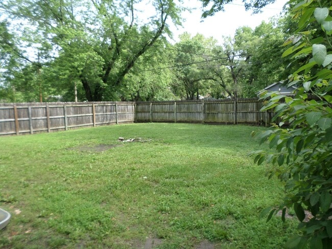 Building Photo - Privacy Fence and a Garage!