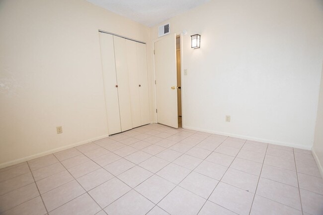Building Photo - Spacious 3 Bedroom, 2 Bath Home with Updat...