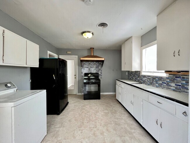 Building Photo - 703 W Olmos Dr