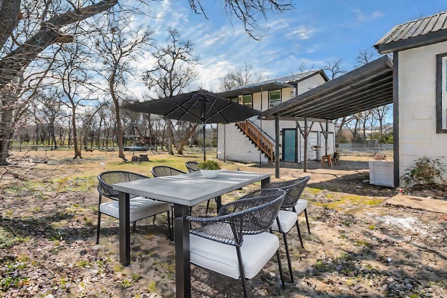 Building Photo - 713 W Sam Rayburn Dr