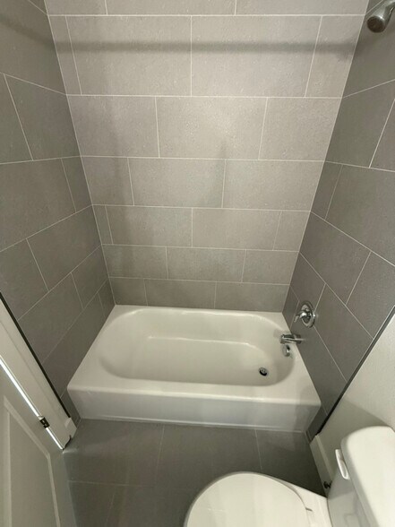 Building Photo - 201 W 975 N