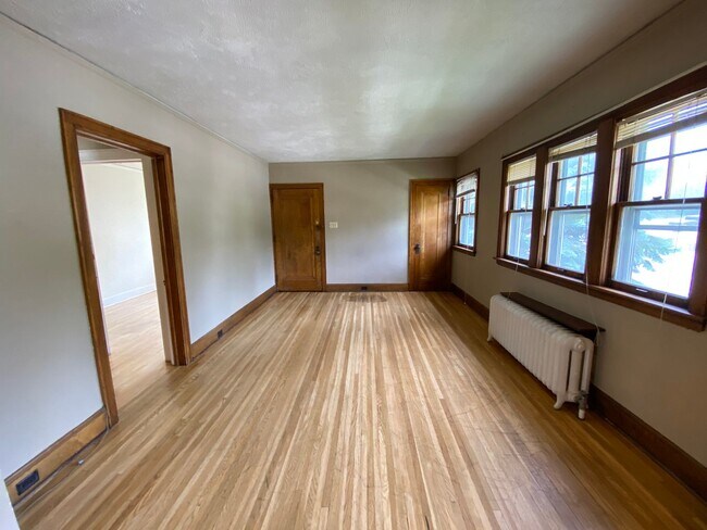 Building Photo - 908 E 4th St