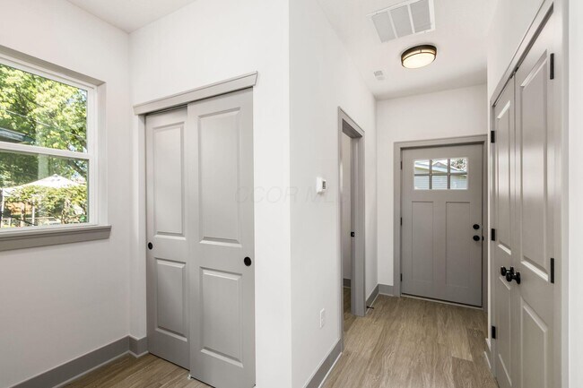 Building Photo - 858 E Starr Ave