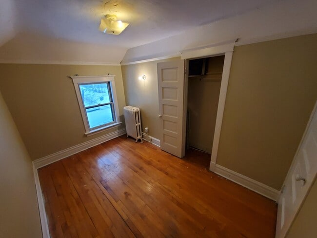 Building Photo - AVAILABLE JUNE 2025 - Great 4 Bed, 1 Bath in East Duluth!