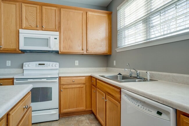 Building Photo - AVAILABLE NOW! 3- or 4-bed/3.5-bath in Bre...