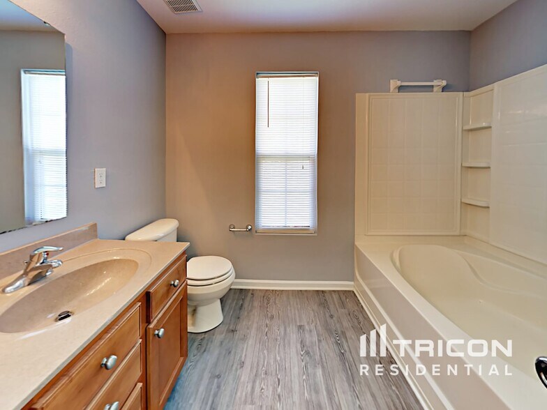 Building Photo - 3367 Pikes Peak Dr