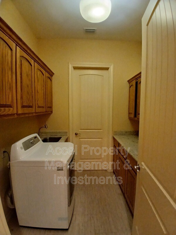 Building Photo - 2423 W Hampton Ave