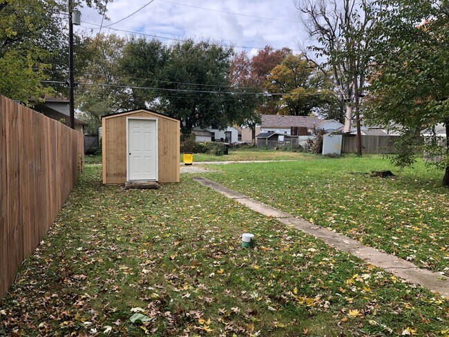 Building Photo - 3406 Robinwood Dr
