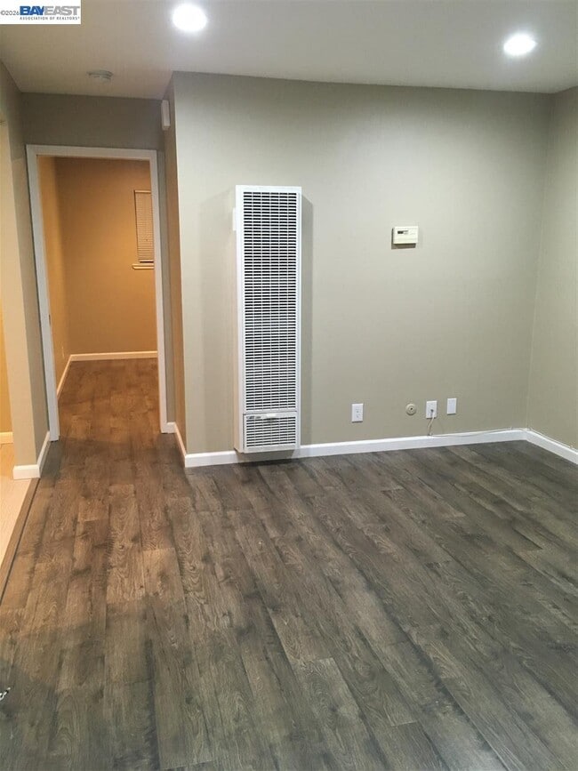 Building Photo - 1581 Mendenhall Dr