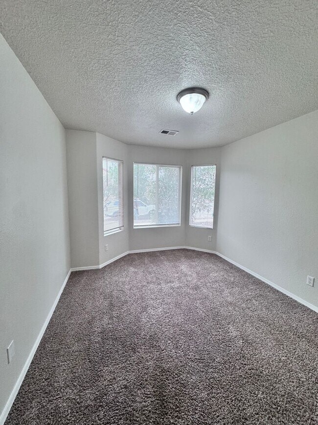 Building Photo - MOVE IN SPECIAL! Great 3 bed, 2 bath, 1575 sq ft home in Huning Ranch!