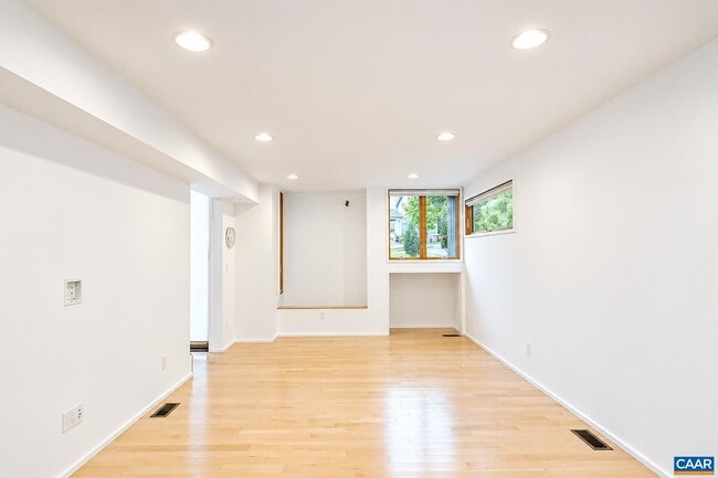 Building Photo - 137 Baylor Ln