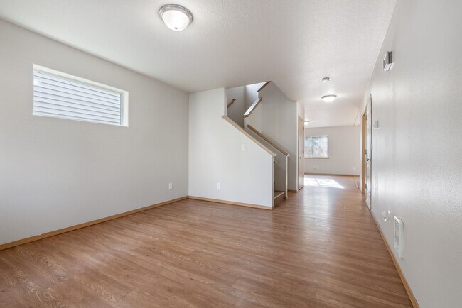 Building Photo - Beautiful 4bed/2.5bath - 1/2 OFF First months rent!