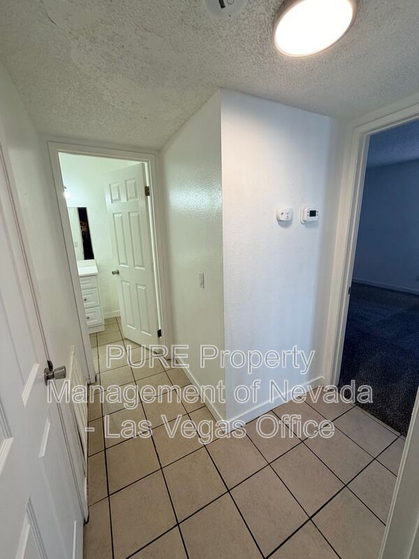 Building Photo - 1405 E Vegas Valley Dr