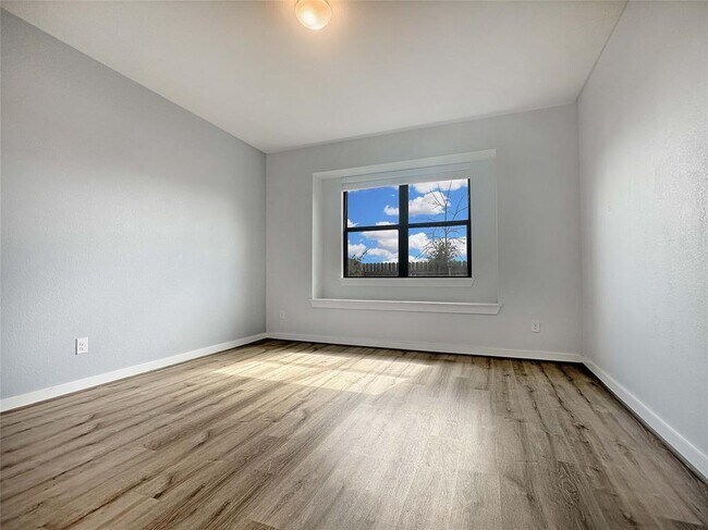 Building Photo - 179 Threshing Rd