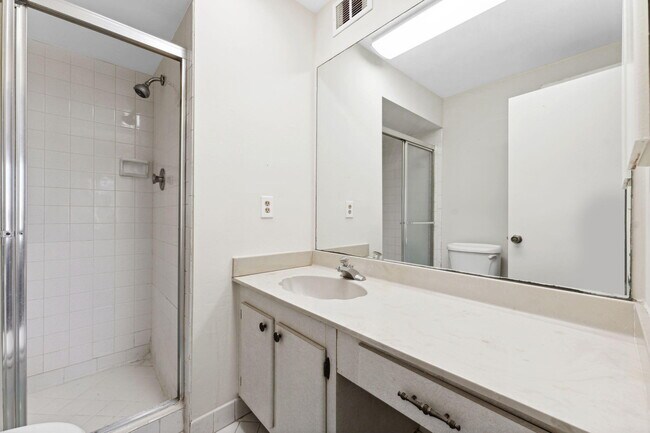 Building Photo - 1638 Embassy Dr