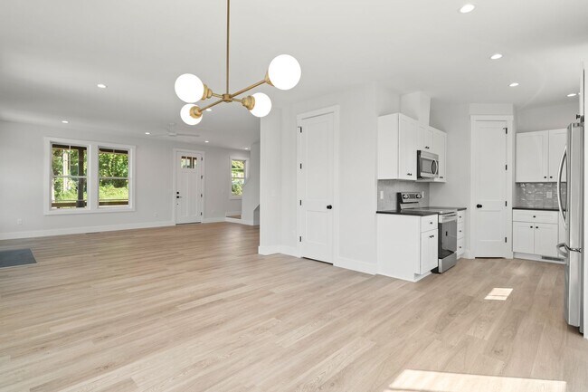 Building Photo - Modern Two-Story Home in West Asheville!