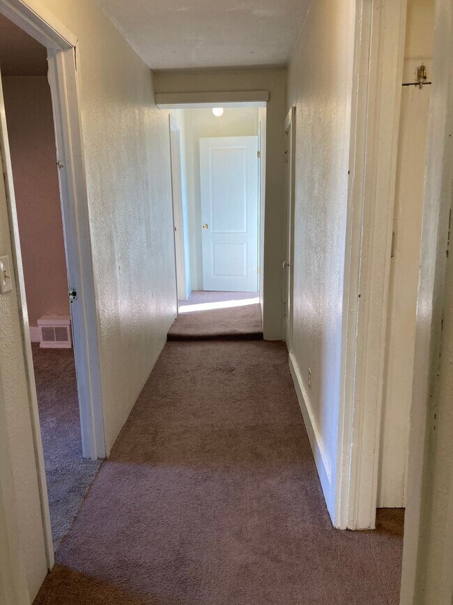 Building Photo - Three Bedroom Single-Family Home Close To ...