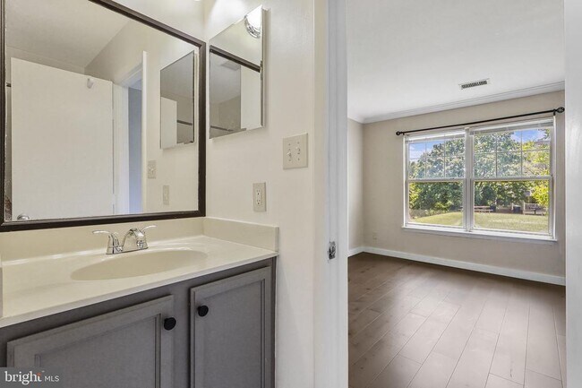 Building Photo - 1725 Ascot Way