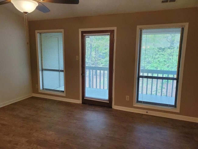 Building Photo - 2 Bedroom, 2 Bath Apartment