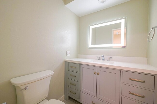 Building Photo - Renovated 3 Bed, 3 Bath Townhome Available...
