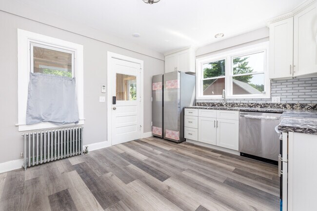 Primary Photo - 81 Main St