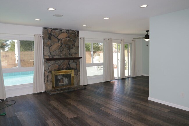 Building Photo - Beautiful 3/bedroom home in Canyon Country !