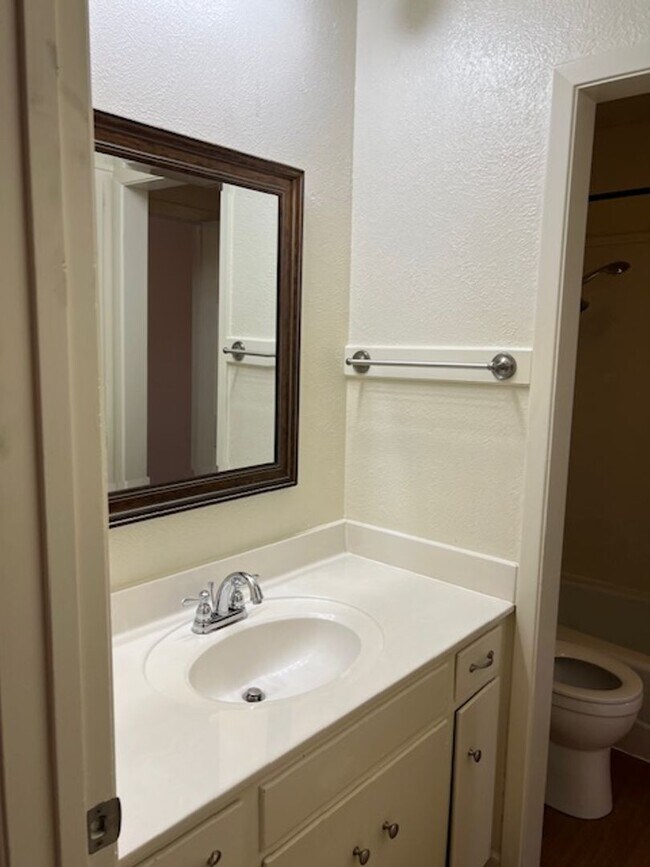 Building Photo - 2 bed 1 bath Duplex in Georgetown