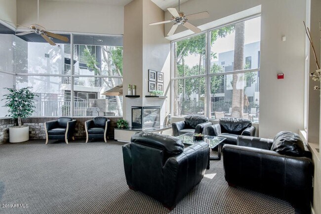 Building Photo - Luxury Gated Townhouse